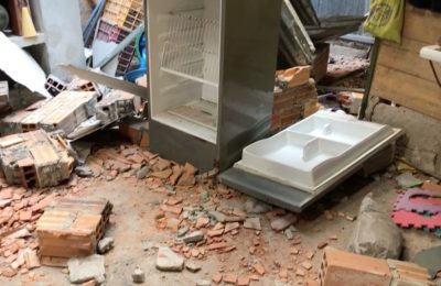 Gempa terjadi sekitar jam 5.52 pagi waktu setempat. Pusat gempat berada di wilayah Amazon, 42 kilometer utara barat laut kota pesisi Barranca. Bata-batu pegunungan yang jatuh memblokir beberapa jalan raya di wilayah Amazonas dan Cajamarca di Peru, dan getarannya terasa hampir 800 kilometer di ibu kota Lima di mana sejumlah warga bergegas keluar dari rumah mereka karena khawatir. Sebuah gereja lain di kotamadya Loja, di negara bagian tetangga Ekuador, juga sebagian rusak. Gempa bumi kerap terjadi di Peru, negara yang termasuk dalam Cincin Api Pasifik, kawasan terjadiya 85% gerakan seismik bumi.