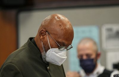 Muhammad Aziz, 83, satu dari dua pria yang menghabiskan bertahun-tahun di penjara karena tuduhan membunuh aktivis HAM Malcolm X, tampak menunduk saat persidangan pembebasan dari tuduhan terhadap dirinya dalam kasus tersebut di New York, pada 18 November 2021. (Foto: Reuters)