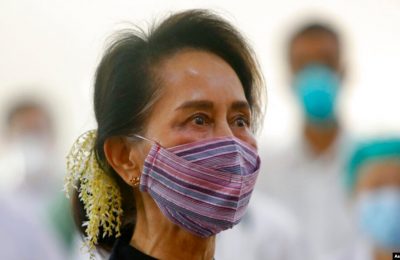 Aung San Suu Kyi pada 27 Januari 2021. (Komisi pemilihan umum Myanmar pada hari Selasa (16/11) mengumumkan akan menuntut Suu Kyi atas dugaaan kecurangan Pemilu. (Foto: AP/Aung Shine Oo)
