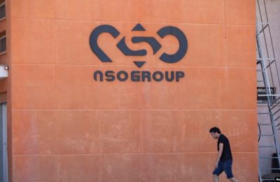 Logo dari Perusahaan NSO Group asal Israel terlihat di kantor dari perusahaan tersebut di wilayah selatan Kota Sapir, Israel, dalam foto yang diambil pada 24 Agustus 2021. (Foto: AP/Sebastian Scheiner)
