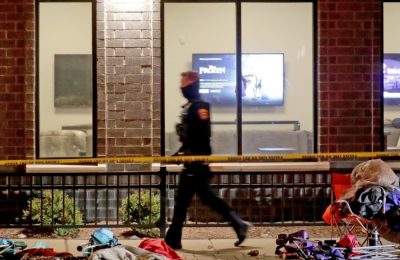 Seorang polisi memeriksa lokasi kejadian di mana sebuah mobil menabrak rombongan parade natal di Waukesha, Wisconsin, pada 21 November 2021. (Foto: USA Today Network via Reuters/Mike De Sisti)