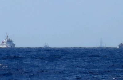 Kapal-kapal China terlihat di Laut China Selatan. Gambar-gambar satelit menunjukkan China telah membangun tiruan sebuah kapal induk dan kapal perusak Angkatan Laut AS di gurun barat lautnya. (Foto: Reuters)