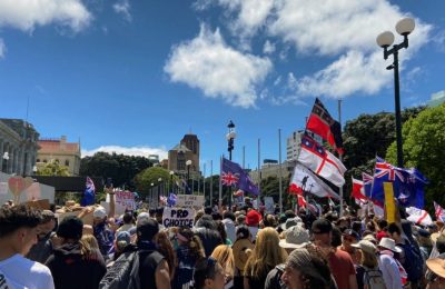 Para demonstran yang memprotes aturan mandat vaksin COVID-19 dan lockdowns di Selandia Baru menggelar aksi di Wellington, Selandia Baru, pada 9 November 2021. (Foto: Reuters/Praveen Menon)