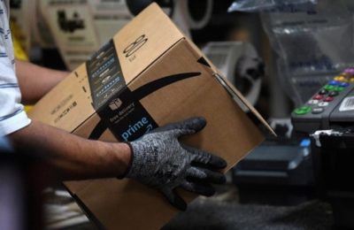 Seorang pekerja tampak mengemas barang pesanan untuk dikirimkan di kantor perusahaan Amazon di Baltimore, Maryland, pada 30 April 2019. (Foto: Reuters)