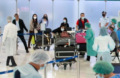 Rombongan pertama turis asing tiba di Bandara Suvarnabhumi pada hari pertama kampanye pembukaan kembali negara itu, bagian dari rencana pemerintah untuk memulai sektor pariwisata yang dilanda pandemi di Bangkok, Thailand 1 November 2021. (Foto: REUTERS)