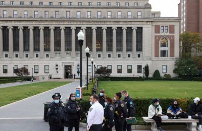 Para petugas kepolisian berkumpul di salah satu area di Universitas Columbia menyusul adanya ancaman bom di kampus tersebut yang berlokasi di New York, pada 7 November 2021. (Ist)