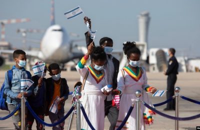Para imigran asal Ethiopia tiba di Bandara Ben Gurion dekat Tel Aviv, Israel, pada 3 Desember 2020. Pemerintah Israel telah menyetujui izin masuk bagi ribuan orang Yaudi Ethiopia ke Israel, pada 28 November 2021. (Foto: AP/Sebastian Scheiner)