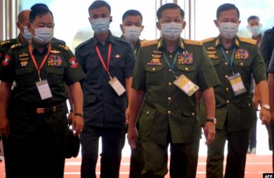 Panglima Militer Myanmar Jenderal Senior Min Aung Hlaing (kedua dari kanan), Wakil Jenderal Senior Soe Win (kanan) dan Menteri Dalam Negeri Letnan Jenderal Soe Htut (kiri) menghadiri upacara pembukaan Konferensi Perdamaian Serikat ke-4. (Foto: AFP)