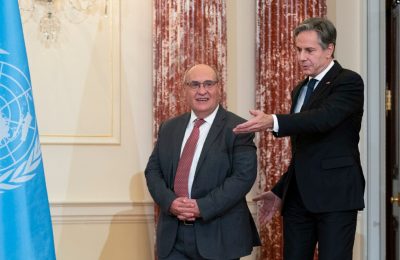 Menteri Luar Negeri AS Antony Blinken (kanan) menerima kedatangan Direktur Jenderal Organisasi Migrasi Internasional (IOM) Antonio Vitorino di kantor Kementerian Luar Negeri di Washington, pada 15 November 2021. (Foto: AP/Manuel Balce Ceneta)