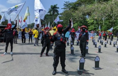 Demonstrasi buruh menuntut kenaikan upah dan kesejahteraan di Hari Buruh 1 Mei 2021, depan Patung Kuda, Jakarta. (VOA/Indra Yoga)