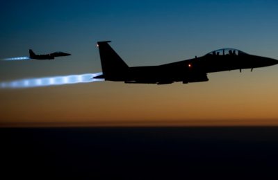 Sepasang jet tempur AS F-15E Strike Eagles terbang di utara Irak setelah melancarkan serangan udara di Suriah, 23 September 2014.