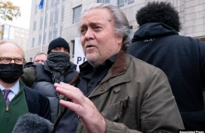 Mantan ahli strategi Gedung Putih Steve Bannon tiba di Kantor FBI di Washington, D.C., 15 November 2021.