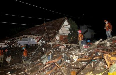 Tim penyelamat mencari korban selamat di tengah puing-puing pasca banjir bandang yang sejauh ini dilaporkan 11 orang hilang, di Malang, Jawa Timur pada 4 November 2021. (Foto: AFP)