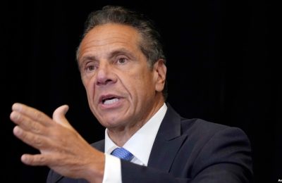 Mantan Gubernur New York Andrew Cuomo berbicara dalam konferensi pers di Stadion Yankee di New York pada 26 Juli 2021. (Foto: AP/Richard Drew)