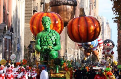 Warga menyaksikan parade Tahunan Thanksgiving Macy di New York, Kamis, 25 November 2021. (Foto: Jason DeCrow/AP)