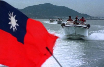 Kapal cepat militer yang mengibarkan bendera Taiwan pada 16 Juli berpatroli di perairan di sekitar pos pertahanan garis depan Taiwan, Pulau Jinmen, yang terletak hanya beberapa kilometer dari China. (Foto: Reuters)