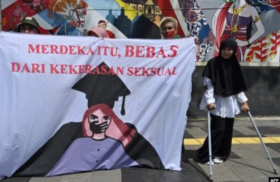 Aktivis perempuan dari gerakan anti-kekerasan terhadap perempuan dalam demo di depan Kementerian Pendidikan dan Kebudayaan, untuk memprotes pelecehan seksual dan kekerasan terhadap perempuan di kampus-kampus, Jakarta, 10 Februari 2020. (Foto: AFP)