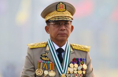 Kepala junta Myanmar Jenderal Senior Min Aung Hlaing, yang menggulingkan pemerintah terpilih dalam kudeta pada 1 Februari, memimpin parade tentara pada Hari Angkatan Bersenjata di Naypyitaw, Myanmar, 27 Maret 2021. (Foto: Reuters)