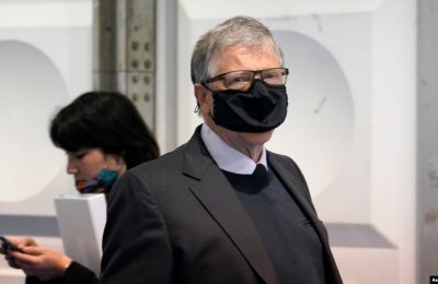 Pebisnis asal AS Bill Gates (kanan) berjalan masuk ka area tempat berlangsungnya konferensi iklim PBB COP26 di Glasgow, Skotlandia, pada 2 November 2021. (Foto: Alberto Pezzali)