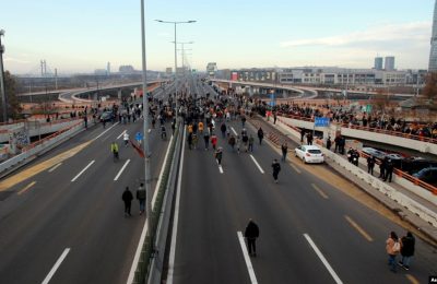 Para pengunjuk rasa berkumpul di sebuah jalan bebas hambatan di Belgrade, Serbia, Sabtu, 27 November 2021. (Foto: AP/Milos Miskov)