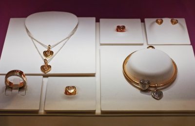 Beberapa koleksi yang dijual di toko perhiasan "Pandora" di kota Roma, Italia (foto: dok).
