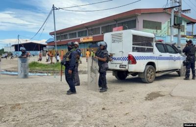 Petugas Kepolisian Kepulauan Solomon berdiri di pos pemeriksaan setelah berhari-hari kerusuhan di Honiara, Kepulauan Solomon, 26 November 2021. (Foto: REUTERS/Elizabeth Osifelo)