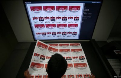 Seorang pekerja memeriksa surat suara yang dicetak untuk pemilihan presiden Indonesia di sebuah pabrik di Jakarta, 20 Januari 2019. (Foto: REUTERS/Willy Kurniawan)