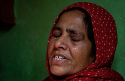 Ibu siswa Kashmir Inayat Altaf Sheikh, yang ditangkap di bawah hasutan dan tuduhan lain di Uttar Pradesh karena memposting pesan ucapan selamat untuk mendukung tim kriket Pakistan, menangis tersedu-sedu di rumahnya. (Foto: VOA)