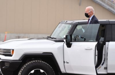 Presiden AS Joe Biden menguji coba kendaraan GMC Hummer EV saat ia mengunjungi pabrik perakitan kendaraan listrik General Motors Factory ZERO di Detroit, Michigan pada 17 November 2021. (Foto: AP/Mandel Ngan)