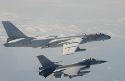 Pesawat tempur F-16 (bawah) milik Taiwan terbang di dekat pesawat pengebom H-6 milik China di wilayah udara Taiwan pada 10 Februari 2020. (Foto: Handout/Taiwan's Defence Ministry/AFP)
