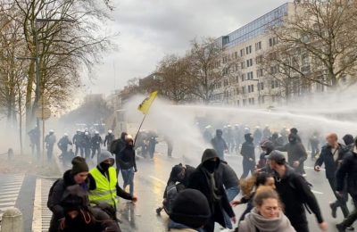 Polisi menembakkan meriam air untuk membubarkan aksi protes terkait pembatasan COVID-19 di Brussels, Belgia Minggu (21/11).