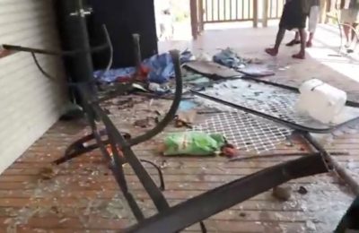 Puing-puing di kantor Polisi Naha ketika penduduk Kepulauan Solomon menentang lockdown yang diberlakukan pemerintah di Honiara, Kepulauan Solomon, 25 November 2021, dalam gambar diam yang diambil dari video yang diperoleh Reuters. (Foto: Reuters)