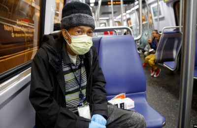 Warga Washington, D.C., Andre menggunakan masker saat naik kereta bawah tanah (dok: AP Photo/Carolyn Kaster)