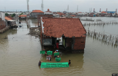 Industri menyumbang emisi yang berdampak ke perubahan iklim. Walhi Jateng mengingatkan rantai sebab akibat itu, dan mendesak pengembangan industri ramah lingkungan. (Foto: Courtesy/Walhi Jateng)