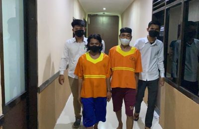 Dua tersangka pelaku pengeroyokan pengunjung THM, JN dan SY digiring petugas menuju rutan Mapolresta Balikpapan. (RMS)