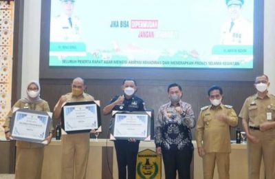 Ibnu Sina menyerahkan penghargaan keaktifan pengelolaan website dan media sosial yakni Facebook dan Instagram. (JS)