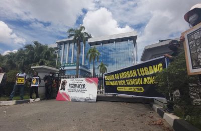 JATAM Kaltim, WALHI Kaltim, FH Pokja 30 Kaltim, FNKSDA, dan Mahasiswa/i Papua melakukan aksi merespon korban lubang bekas tambang yang tidak mendapat perhatian serta penanganan serius oleh pemerintah provinsi setempat. (Ist)