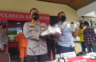 Kapolresta Balikpapan Kombes Pol. Vincentius Thirdy Hadmiarso didampingi Kasatresnarkoba AKP Tasimun saat konferensi pers pengungkapan peredaran 3.179 KG sabu sabu di Mapolresta Balikpapan Jumat, 5 November 2021. (RMS)