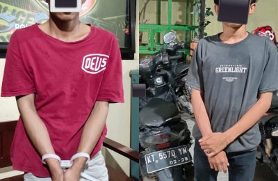 Komplotan remaja jambret FZ (berbaju merah) dan rekannya RR sesaat usai diamankan anggota Jatanras Unit Reskrim Polsek Balikpapan Barat. (Ist)