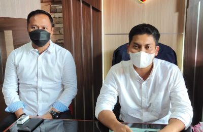 Kasat Reskrim Polres Paser AKP Dedik Santoso didampingi Kanit Tipidkor IPDA Andi Ferial. (TBS)