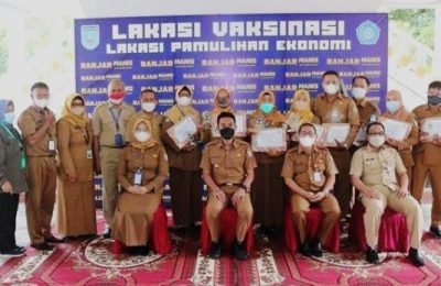 Bupati Banjar Saidi Mansyur menyerahkan penghargaan 23 sekolah Adiwiyata tingkat Kabupaten Banjar 2021, di Mahligai Sultan Adam, Kota Martapura. Senin (15/11/2021). (Ist)