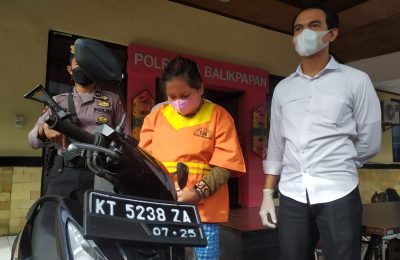 Tersangka NL (berpakaian tahanan) diamanakan Satreskrim Polresta Balikpapan bersama barang bukti sepeda motor yang digelapkan. (RMS)