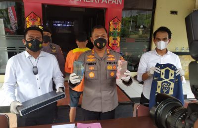 Kapolresta Balikpapan Kombes Pol V. Thirdy Hadmiarso didampingi Kasatreskrim Kompol Rengga Puspo Saputro menunjukan uang hasil kejahatan ARR pada saat konferensi pers. (RMS)