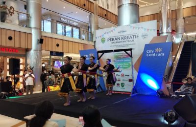 Penampilan Sanggar Seni Luar Biasa, Kabupaten Penajam Paser Utara di panggung Pekan Kreatif Kalimantan Timur, (21/11).