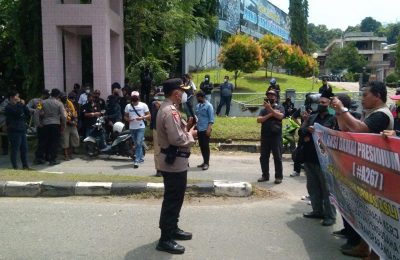 Aksi damai Serikat Pekerja Buruh RDMP Balikpapan menuntut adanya perlindungan kesehatan bagi pekerja mendapat pengawalan aparat keamanan. (RMS)