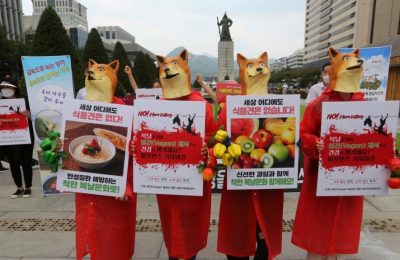 Aktivis vegetarian Korea Selatan mengenakan topeng anjing menggelar unjuk rasa menentang budaya Korea Selatan memakan daging anjing di Seoul, Korea Selatan, Kamis, 16 Juli 2020. (Foto: AP)