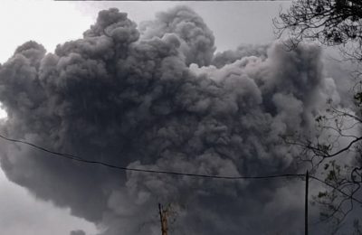 Gunung Semeru menyemburkan abu saat erupsi di Lumajang, Jawa Timur, 16 Januari 2021. (Foto: BNPB via AFP)