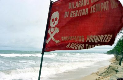 Bendera peringatan berkibar saat gelombang tinggi mencapai pantai sebagai ilustrasi. BMKG BMKG) mengeluarkan peringatan dini potensi lahirnya siklon tropis di sekitar Samudera Hindia, Barat Daya Lampung. (Foto: AFP/Sonny Tumbelaka)