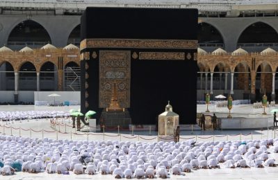Masjidil Haram di Mekah beroperasi dengan kapasitas penuh pada 17 Oktober 2021. Jamaah melakukan ibadah salat secara berdempetan untuk pertama kalinya sejak pandemi virus corona dimulai. (Foto: AFP)