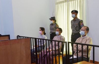 ung San Suu Kyi (kiri) dan Win Myint (tengah) ketika hadir dalam pengadilan pertama mereka di Naypyidaw, Myanmar. (Foto: AFP)